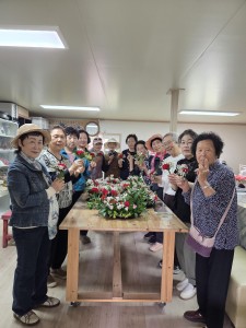 케어뱅크 : 어버이날 맞이 카네이션 만들기